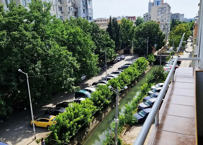 - Spacious Designer In شقة